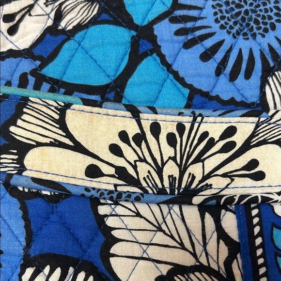 Vera Bradley Floral Blue and White Women's Bag. Some yellowing in white areas - Picture 2 of 5
